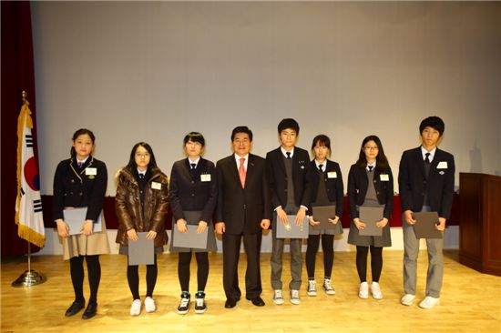 지난해 12월 열린 독서경진대회 수상자들
