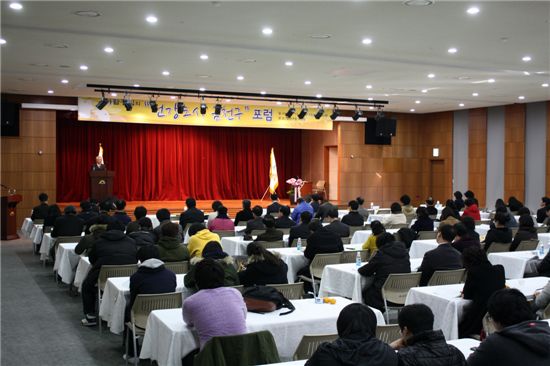 김공현 인제대 명예교수가 건강도시의 개념과 필요성에 대해 주제발표하고 있다.