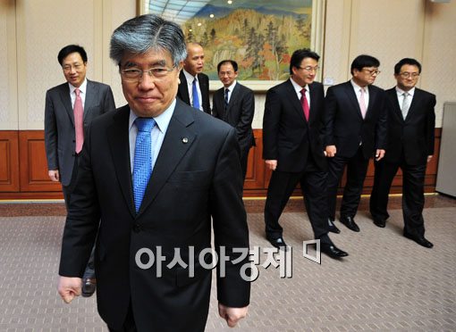 [포토] 투자은행 전문가 만나는 김중수 총재