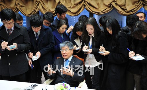 [포토] 기자들에 둘려쌓인 김중수 총재