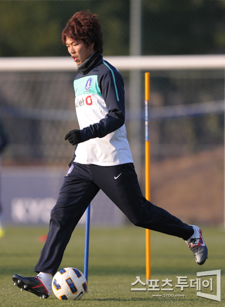 [포토] 김영권 '힘찬 패스'