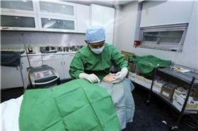 중년남성들은 요즘 얼굴처짐을 방지하기 위해 레이저로 지방을 용해하며 탄력을 주는 아큐리프트 시술을 선호한다.