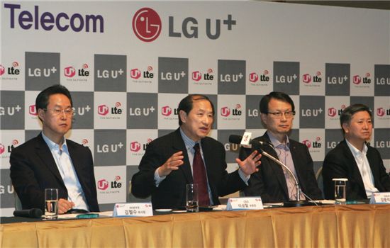 이상철 LG유플러스 부회장(왼쪽에서 두번째)이 제주도 전역에 LTE 망을 구축하고 향후 비전에 대해 발표했다. 