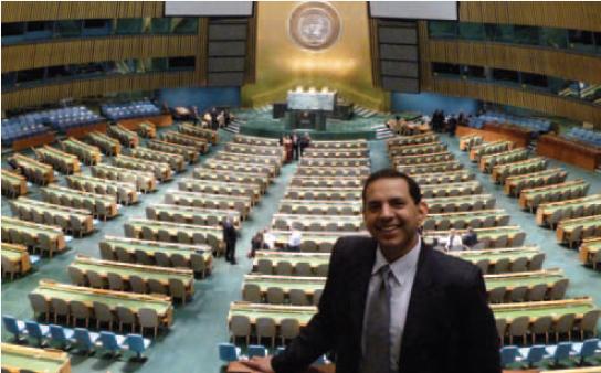 아난드 차투르베디 DICE 북미 전략 담당 임원(부사장)이 국제연합(UN) 대회의실에서 기념촬영하고 있다.