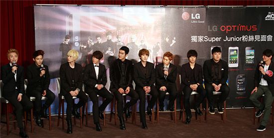 LG전자는 26일 저녁 대만 카오슝市에 위치한 '카오슝 아레나(Kaohsiung Arena)'에서 1만3천여 명의 관객이 운집한 가운데 열린 CJ주관 'M Live 콘서트'를 공식 후원했다. 콘서트에 앞서 공연장 인근 '샤또 데 신(CHATEAU de CHINE)' 호텔에서 LG 스마트폰 사용 고객 200명을 특별 초청해 'LG 옵티머스 슈퍼주니어 팬미팅' 행사를 개최했다. 슈퍼주니어 멤버 이특이 질문에 답변하고 있다. 
