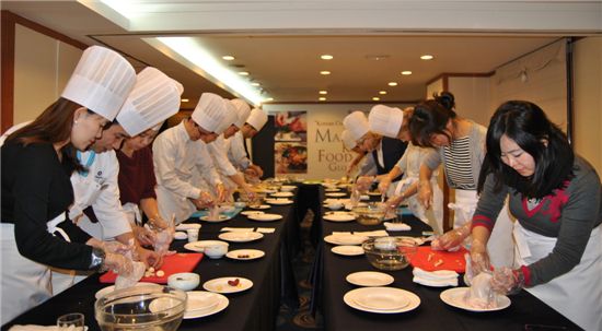 ▲주한외국대사관 직원들이 서울팔래스호텔의 한식 쿠킹 클래스에 참가해 직접 삼계탕을 만들고 있다.