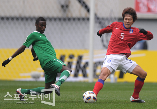 [포토] 김영권 '내 발이 먼저다!'