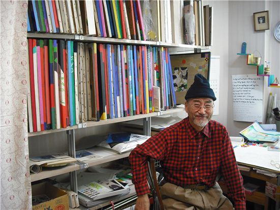 서울 종암동 자택 작업실에서 만난 김 정 화백(72)의 모습.