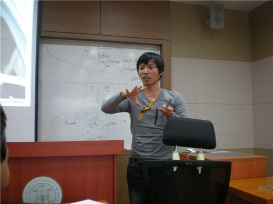 한 학생이 과학상자를 이용한 차량용 디스플레이 장치에 대해 설명하고 있다.
