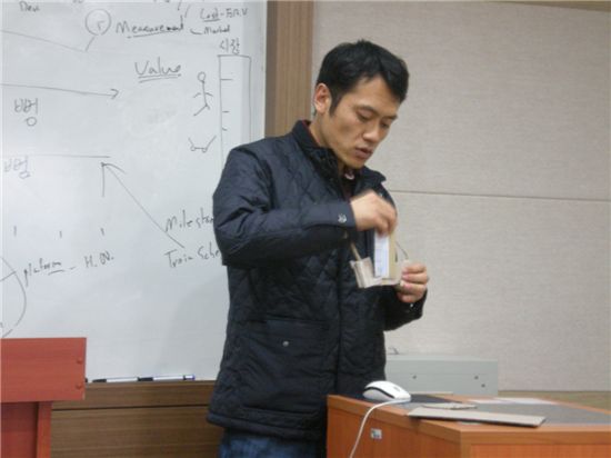 한 학생이 다양한 크기의 기기를 디스플레이하기 위한 원리를 설명중이다.