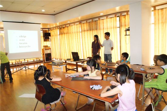 필리핀 세부에서 진행하는 CDU 주니어과학영어캠프에 참가한 학생들이 영어수업을 받고 있다.