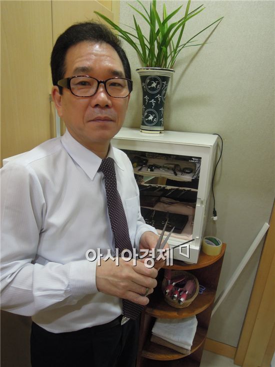 국방장관 목에 칼을 대는 남자