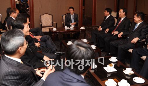 [포토] '금융계 인사 만나는 권혁세'