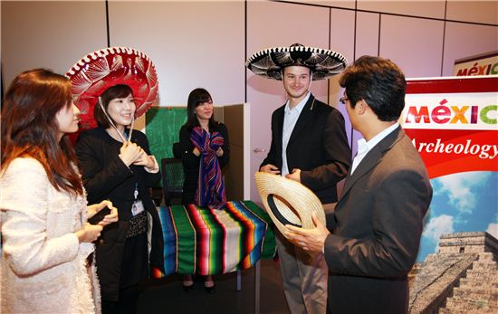 29일 삼성물산 본사에서 열린 글로벌데이 행사에서 임직원들이 멕시코 전통의상을 체험하고 있다.  

