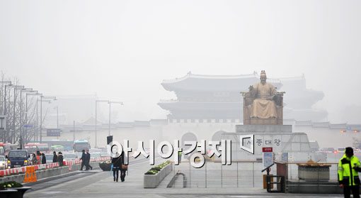 [포토] 짙은 안개 깔린 광화문