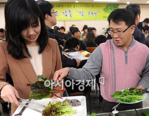 [포토] '채소 건네는 손길'