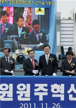 석탄공사 기공식에서 홍석우 지경부 장관(가운데 오른쪽)과 이강후 대한석탄공 사장(가운데 왼쪽)