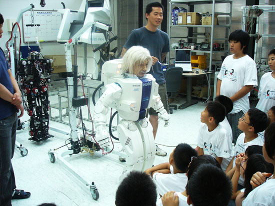 KAIST에서 개발한 휴보로봇에 대해 설명을 듣는 학생들.