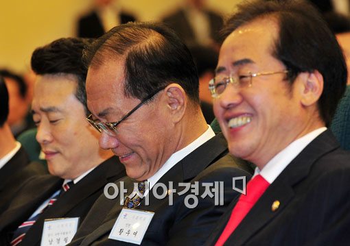 [포토] 사퇴 의향 밝힌 홍준표 대표의 웃음