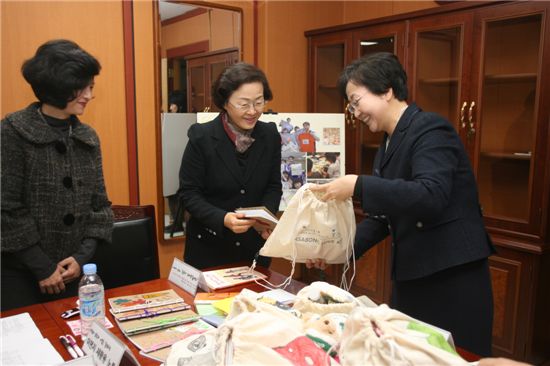 신연희 강남구청장, 아프리카 돕기 사랑키트 전달 