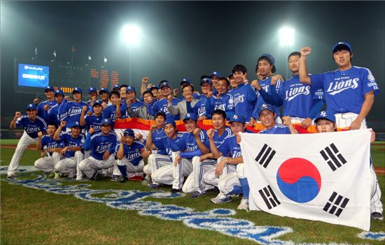 2011 한국시리즈 우승팀 삼성은 2005년 시작한 아시아시리즈에서 한국 대표로는 처음으로 우승컵을 들어 올렸다.[사진제공=삼성라이온즈]