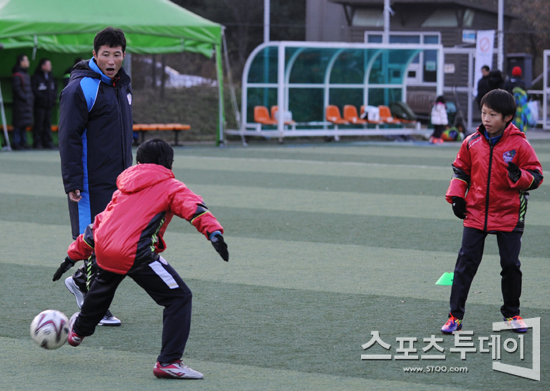 '총감독' 이을용, 유소년 축구에 희망을 건다 