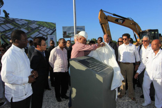 29일 개최된 아이티 섬유산업단지 착공식에 참석한 김웅기 세아상역 회장(왼쪽 두번째)