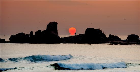 일명 옵바위로 알려져 있는 강원도 고성 공현진의 스뭇개바위 사이로 장엄한 태양이 솟아오른다.