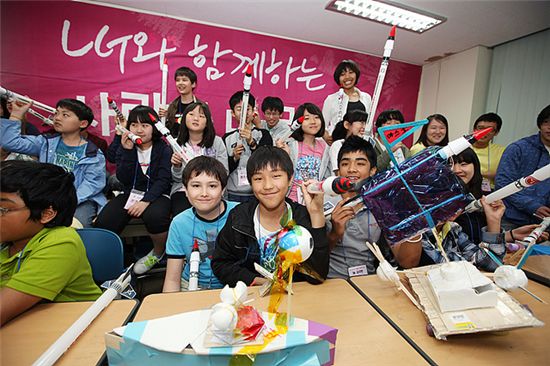 LG사랑의다문화학교 참가 학생들이 수업시간에 직접 만든 배와 비행기 모형을 선보이고 있다. 