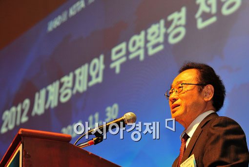 [포토] 2012년 세계경제 전망하는 사공일 회장