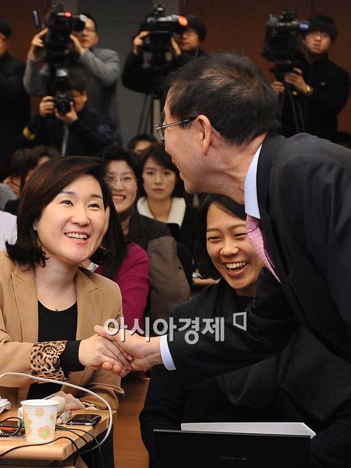 [포토] '출입기자와 악수 나누는 박원순'