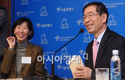 박원순 시장과 '1일 시민 서울시장'을 맡은 임은선씨가 대화 도중 웃고 있다.