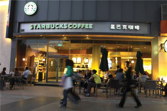 中 젊은층 입맛 잡은 커피 다국적 브랜드 ‘용쟁호투’