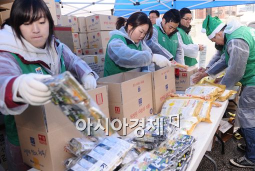 [포토] '결식아동 위한 선물 준비해요'