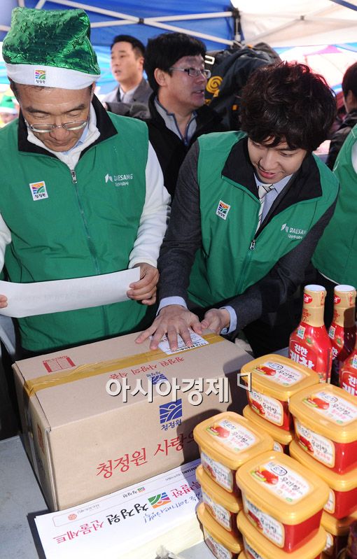 [포토] 이승기, '결식아동 위해 봉사해요'