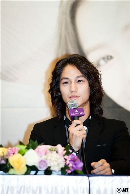 Actor Kim Beom speaks during the press conference for new broadcasting station jTBC's TV series "Padam Padam" held in Seoul, South Korea on November 30, 2011. [Baggat]