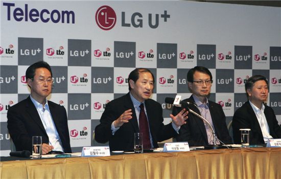 LG유플러스 이상철 부회장(왼쪽 두번째)이 제주 라마다 프라자 호텔에서 기자간담회를 열고 “이동전화망, 와이파이망, 초고속망이 하나로 융합되는 세계 최고의 유무선 All-IP 기반의 단일 데이터망을 구축해 LTE 신세계를 열겠다”고 밝히고 있다.
