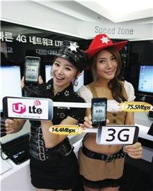 LG유플러스가 서울 명동에 U+LTE의 빠른 속도와 다양한 4G LTE 서비스를 고객들이 직접 체험할 수 있는 ‘U+LTE 팝업 스토어’를 지난달 4일 오픈했다. LG유플러스 홍보 모델들이 3G 보다 5배 이상 빠른 75Mbps의 빠른 속도를 자랑하는 U+LTE를 시연하고 있다.