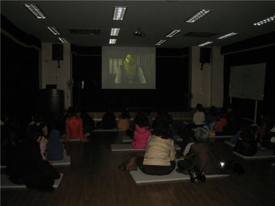 은평구 갈현1동 주민들 '사랑방 영화제' 흠뻑 빠져