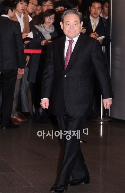 이건희 회장이 1일 오후 '자랑스런 삼성인 상' 시상식에 참석하기 위해 서울 서초동 삼성전자 사옥에 들어서고 있다.