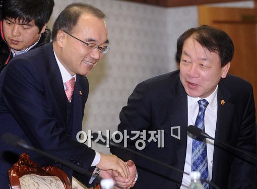 [포토] '악수 나누는 두 장관'