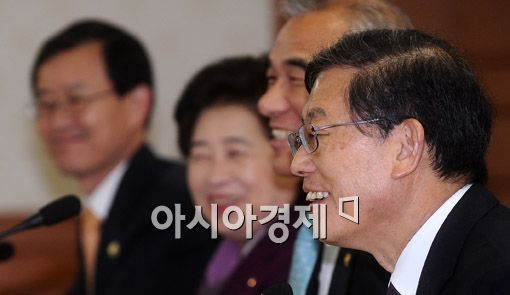 [포토] '벌써 100번째 회의입니다'