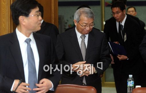 [포토] '회의 들어서는 양 대법원장'