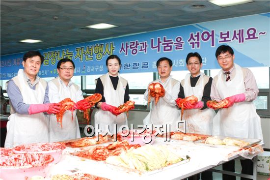 조현아 객실승무본부장(왼쪽으로부터 세번째)과 직원들이 김장 김치를 만들고 있다.