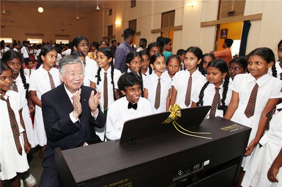 이중근 부영그룹 회장(왼쪽)이 2일 스리랑카에서 처음으로 개최된 '룸비니 칼리지' 졸업식 행사에서 졸업생들과 피아노 반주에 맞춰 노래를 부르고 있다. 
