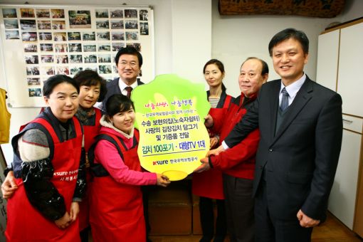 조계륭 사장(왼쪽 네번째)과 라도균 종로구청 사회복지과팀장, 이석원 수송 보현의 집 시설장(오른쪽 첫, 두번째) 등이 기념촬영을 하고 있다. 
