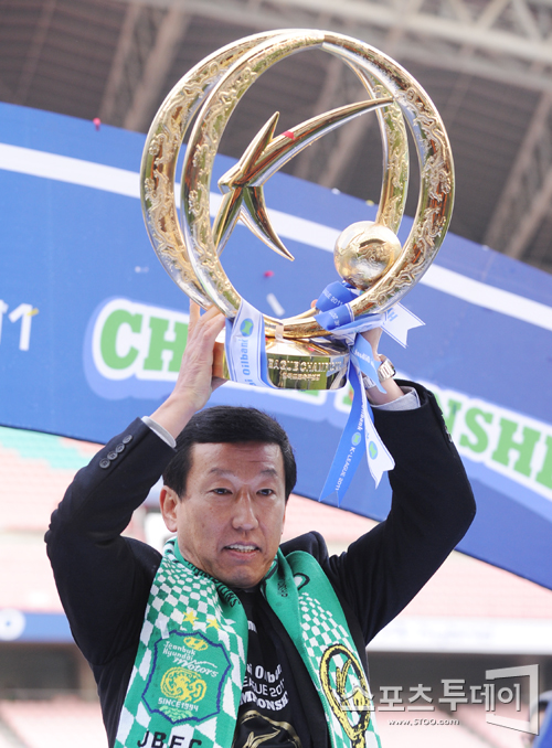 [포토] 트로피 들어올리는 최강희 감독