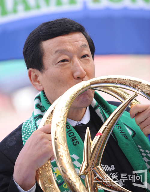[포토] 최강희 감독 '2년 만에 맛보는 K리그 트로피의 맛!'
