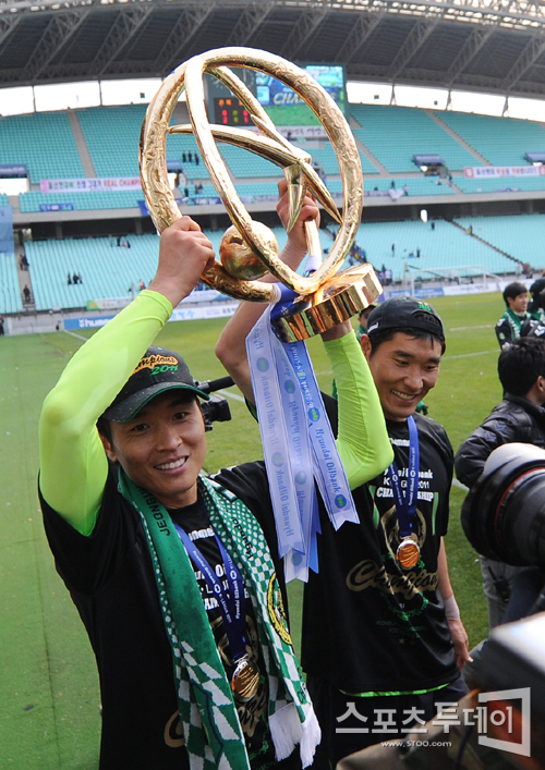 [포토] 이동국-정성훈 '트로피 들고 팬들에게로~'