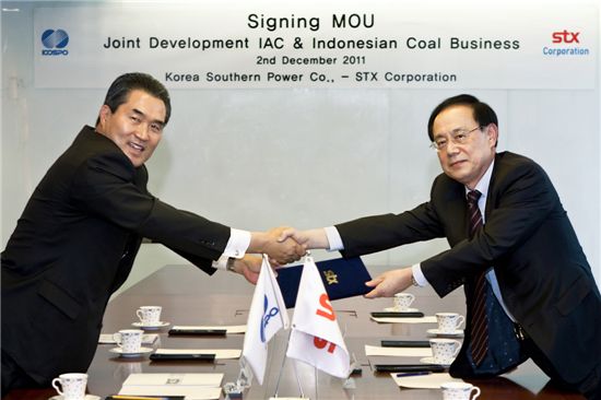 김대유 (주)STX 사장(오른쪽)과 이상호 한국남부발전 사장이 지난 2일 STX남산타워에서 인도네시아 IAC 광산 투자를 위한 양해각서(MOU)를 체결한 뒤 기념촬영하고 있다.
